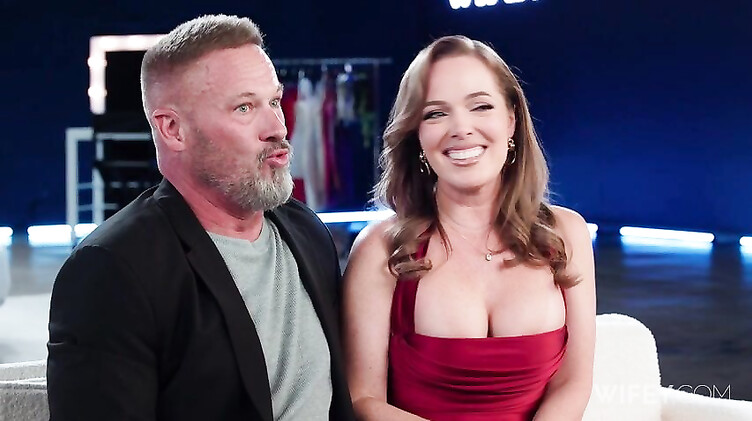 Сексвайф ебется с негром на ТВ-шоу для взрослых в присутствии мужа