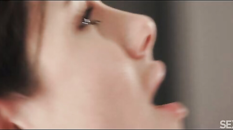 Лиз Оушен слизывает мороженое с тела парня, а потом сосет его член