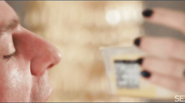 Лиз Оушен слизывает мороженое с тела парня, а потом сосет его член