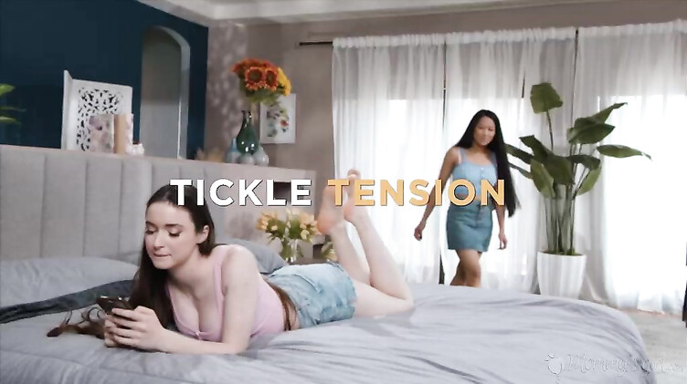 Hazel Moore: Случайный лесбийский тройничок мамы с дочкой и ее подругой