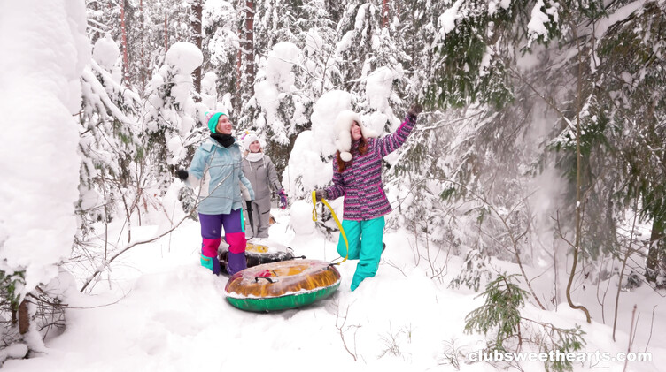 Club Sweethearts: Лесбиянки практикуют голландский штурвал у камина