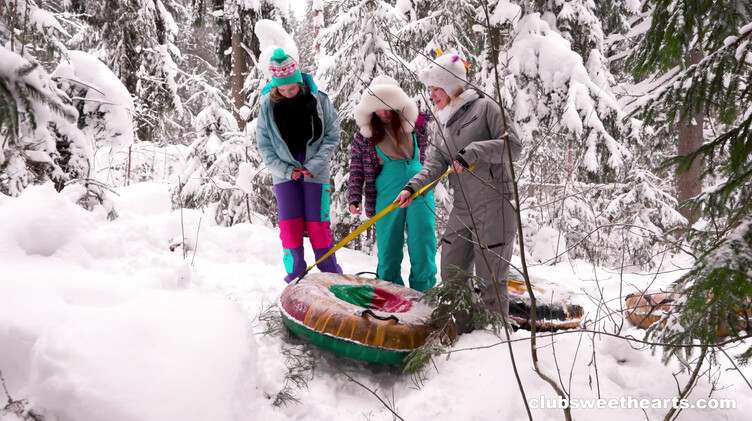 Поцелуи: Лесбиянки практикуют голландский штурвал у камина