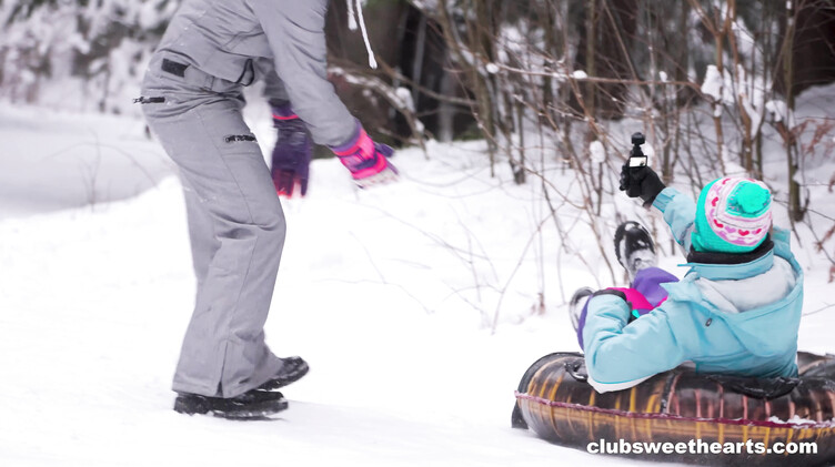 Лесбиянки практикуют голландский штурвал у камина