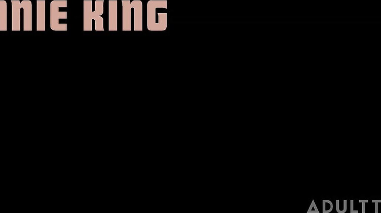 Фейсситтинг: Двойное проникновение страпонами в соседку от пары лесбиянок