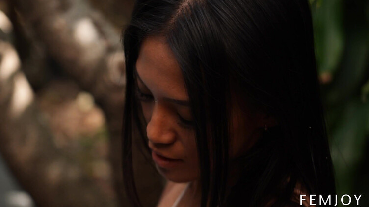 Доннабелль позирует в купальнике и голышом у бассейна