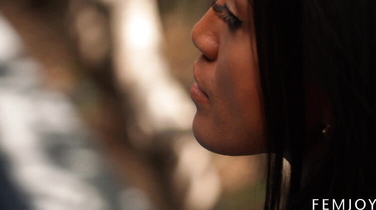 В бассейне: Доннабелль позирует в купальнике и голышом у бассейна